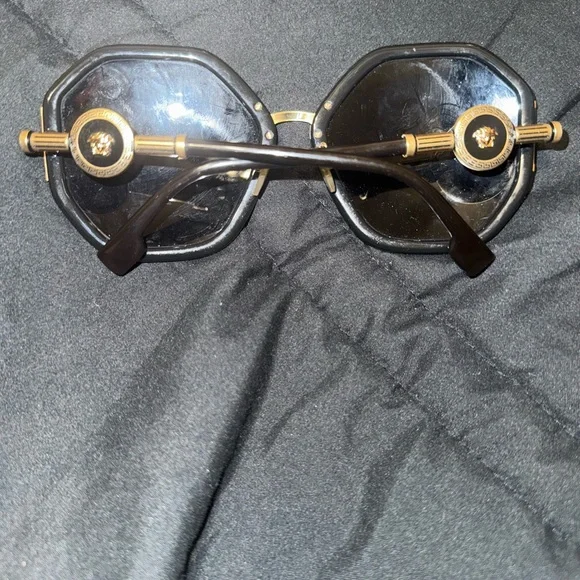 Versace - 4413 black and gold sunglasses - Picture 2 of 5